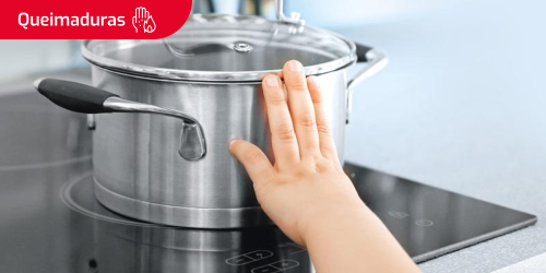 Criança a tocar numa panela Criança a tocar numa panela